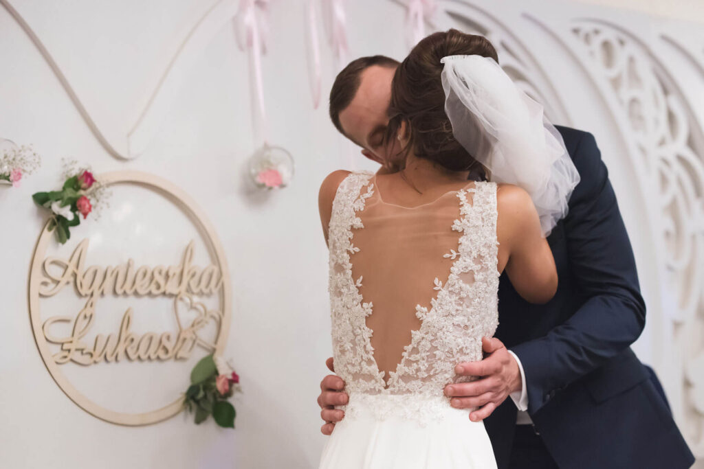 zdjęcie ślubne pocałunek na weselu