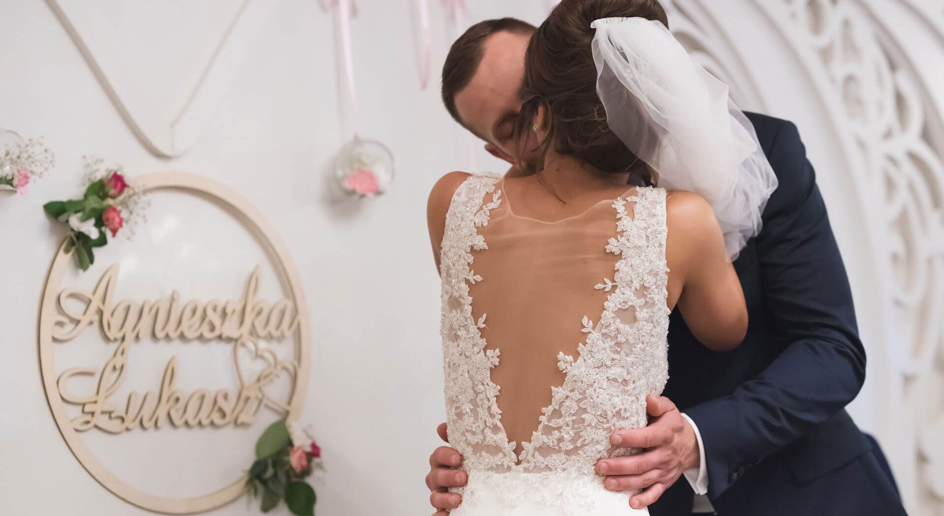 zdjęcie ślubne pocałunek na weselu